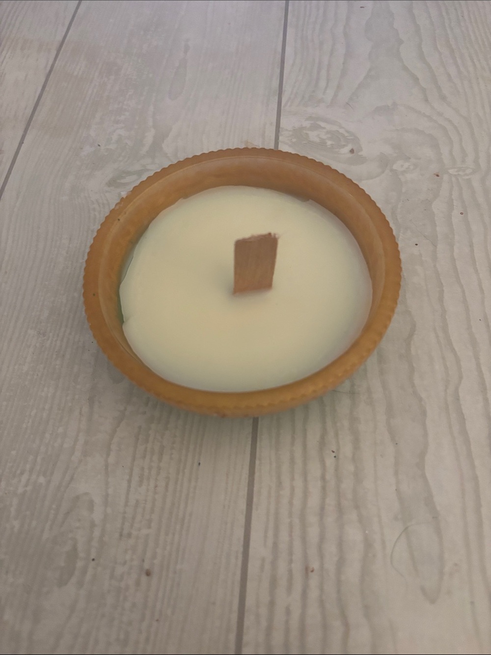 Wood Wick Soy Candle in Amber and green resin - Cream